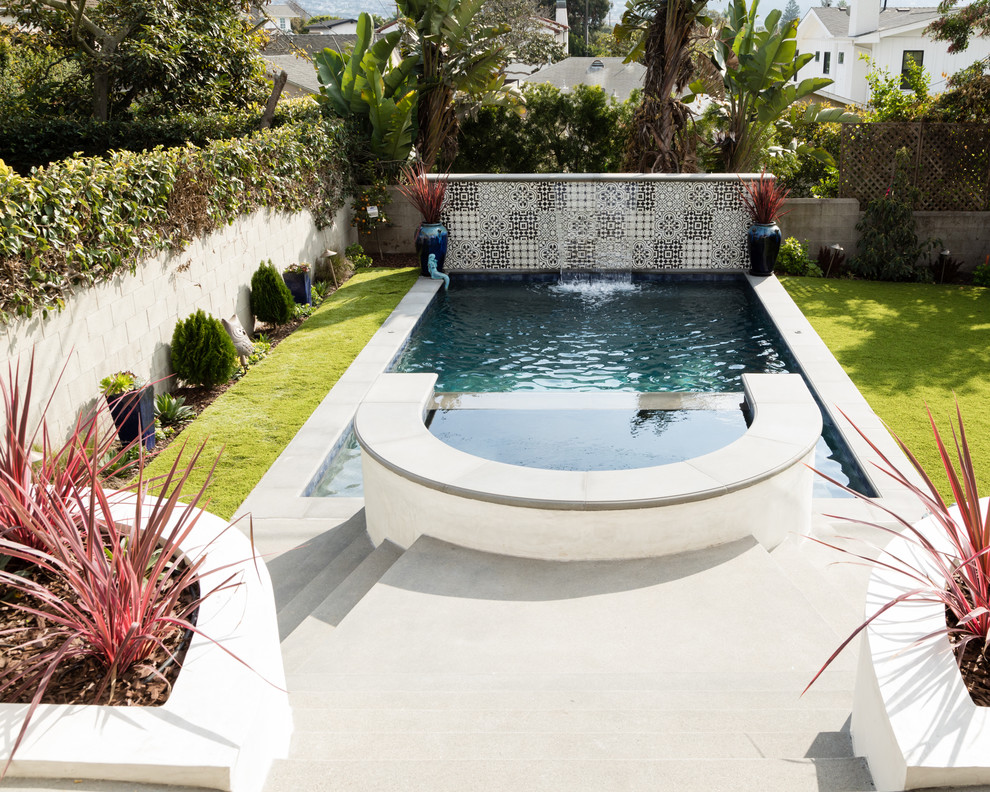 На фото: прямоугольный бассейн в средиземноморском стиле с фонтаном