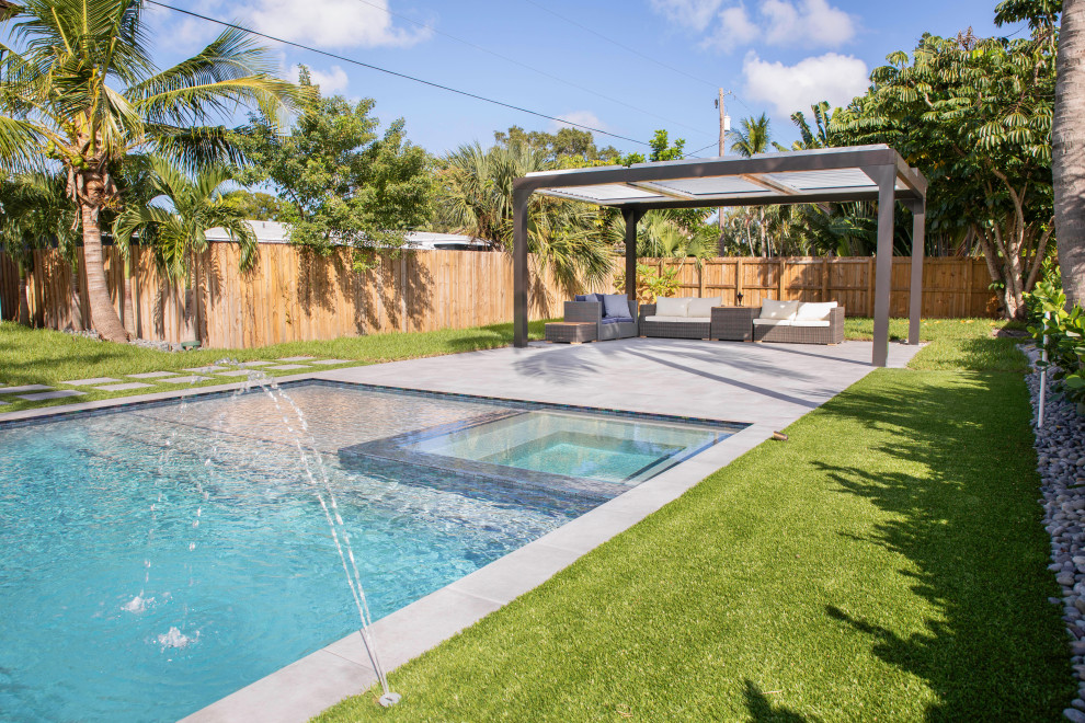 Cette photo montre un couloir de nage arrière moderne de taille moyenne et rectangle avec un bain bouillonnant et une terrasse en bois.