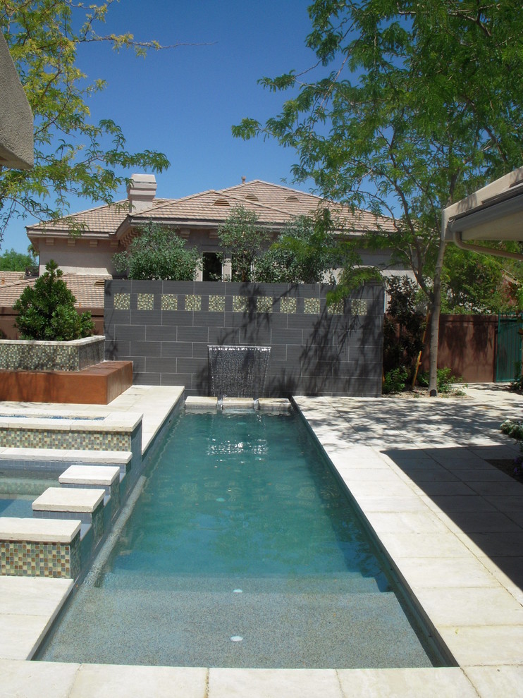 Cette image montre une piscine naturelle et arrière minimaliste de taille moyenne et rectangle avec un toboggan et une terrasse en bois.