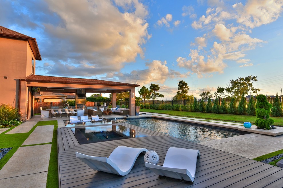 Großer, Gefliester Moderner Pool hinter dem Haus in rechteckiger Form in Houston