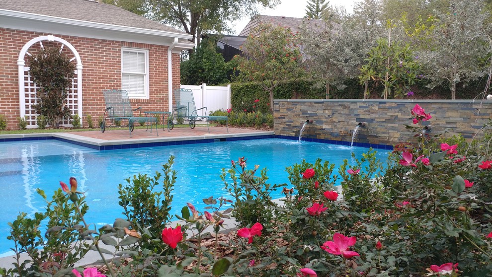 Idee per una piscina naturale chic personalizzata di medie dimensioni e dietro casa con fontane e pavimentazioni in mattoni