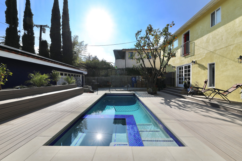 Стильный дизайн: спортивный, прямоугольный бассейн среднего размера на заднем дворе в стиле модернизм с джакузи и настилом - последний тренд