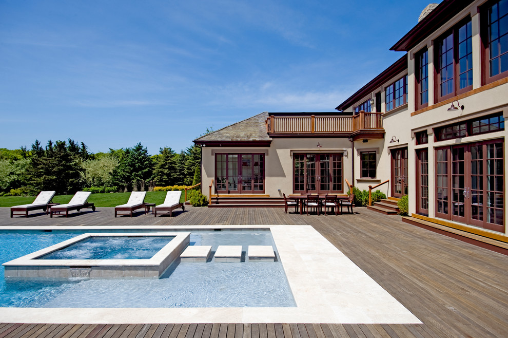 Cette photo montre une piscine chic avec une terrasse en bois.