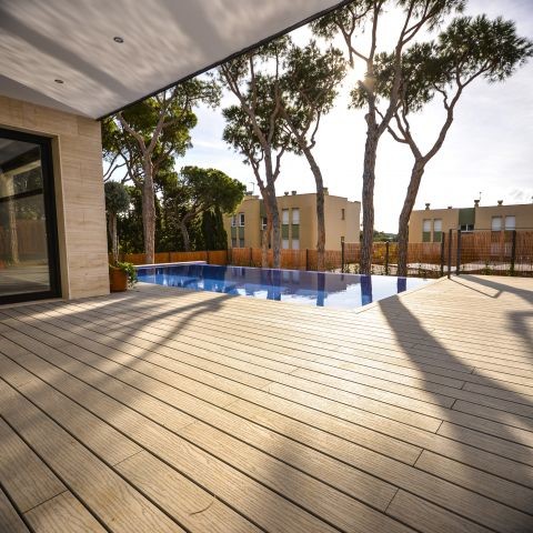 Foto di una piscina monocorsia minimalista rettangolare di medie dimensioni e dietro casa con pedane