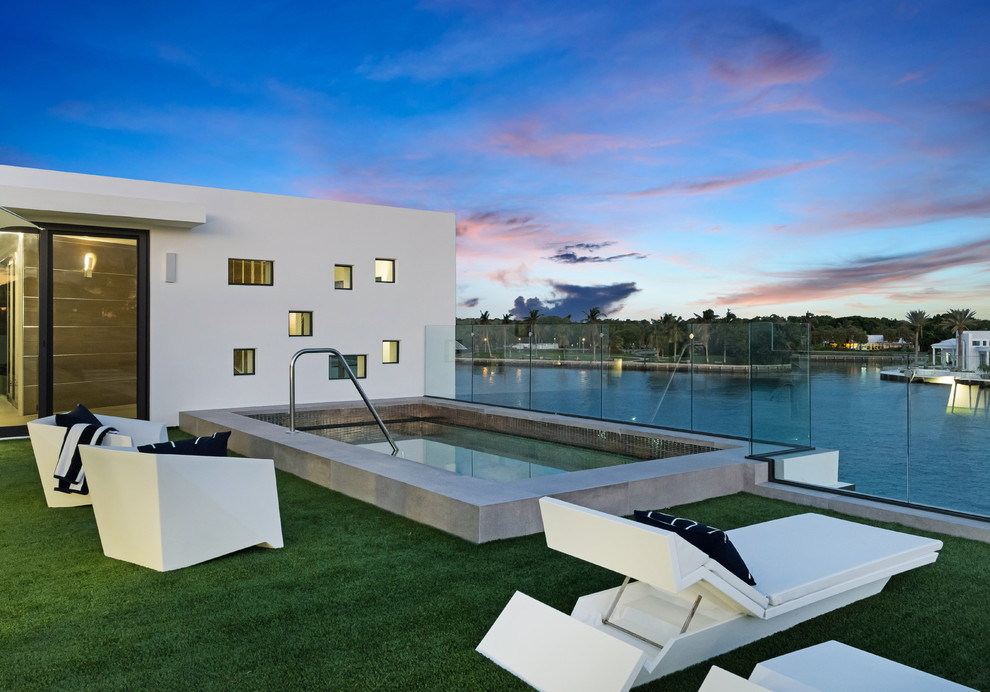 Foto di una piscina monocorsia minimalista rettangolare dietro casa