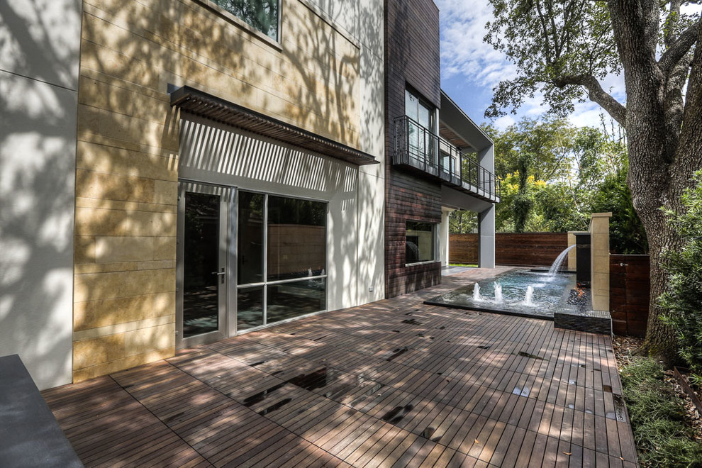 Idée de décoration pour un petit couloir de nage arrière minimaliste rectangle avec un point d'eau et une terrasse en bois.