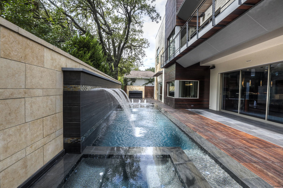 Идея дизайна: маленький прямоугольный бассейн-инфинити на заднем дворе в стиле модернизм с фонтаном и настилом для на участке и в саду