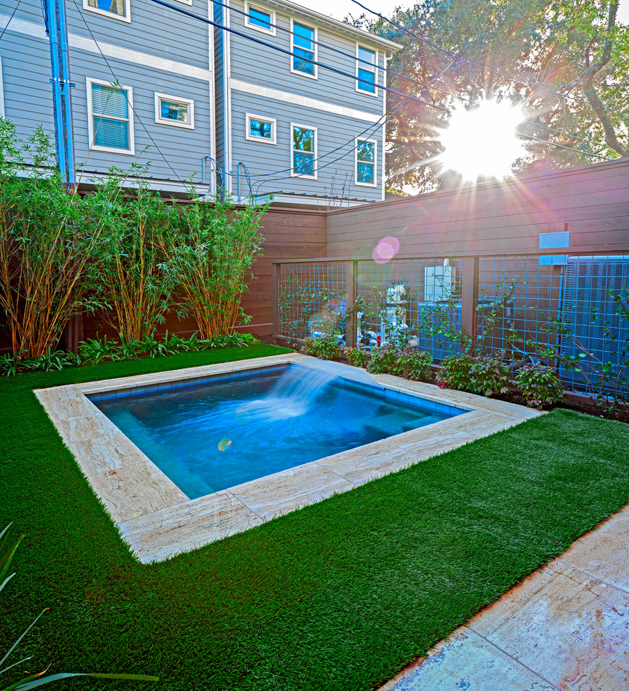 Idee per una piccola piscina design rettangolare dietro casa con fontane e pavimentazioni in pietra naturale