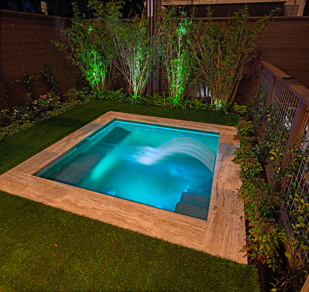 Modelo de piscina con fuente contemporánea pequeña rectangular en patio trasero con adoquines de piedra natural