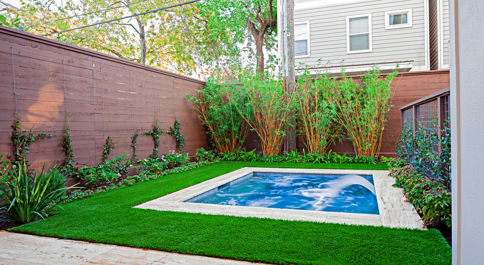 На фото: маленький прямоугольный бассейн на заднем дворе в современном стиле с фонтаном и покрытием из каменной брусчатки для на участке и в саду