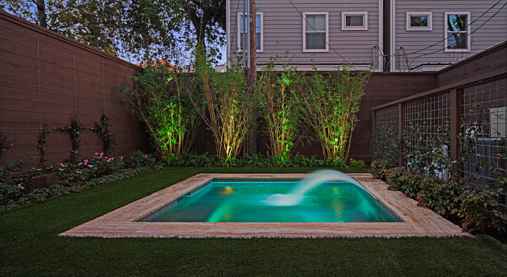 Kleiner Moderner Pool hinter dem Haus in rechteckiger Form mit Wasserspiel und Natursteinplatten in Houston