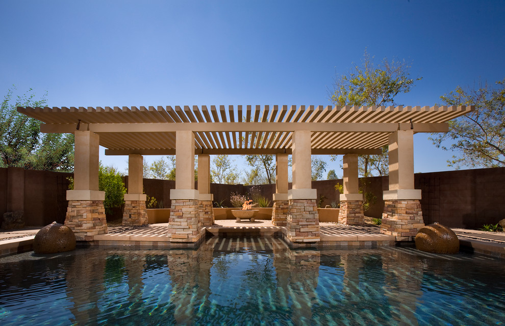 Идея дизайна: бассейн на заднем дворе в средиземноморском стиле с забором