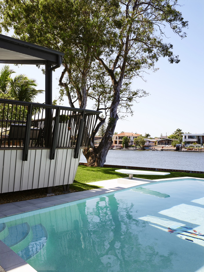 Mittelgroßer Retro Pool hinter dem Haus in rechteckiger Form mit Wasserspiel und Betonboden in Gold Coast - Tweed
