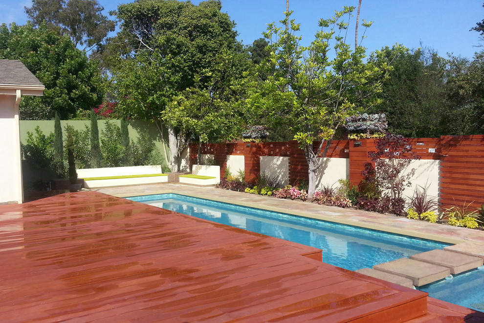Пример оригинального дизайна: маленький прямоугольный, спортивный бассейн на заднем дворе в стиле модернизм с джакузи и покрытием из каменной брусчатки для на участке и в саду