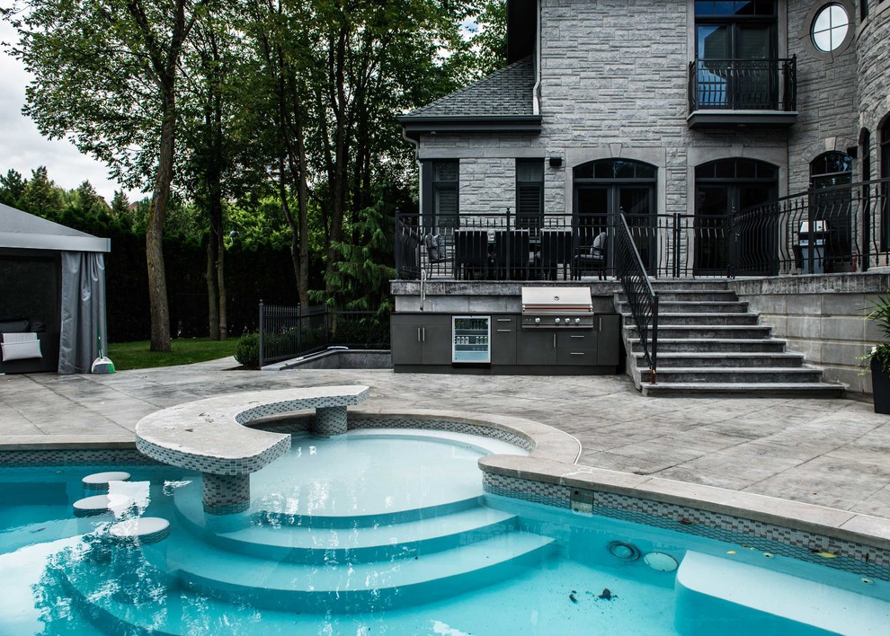 Mittelgroßer Moderner Schwimmteich hinter dem Haus in runder Form mit Natursteinplatten in Montreal