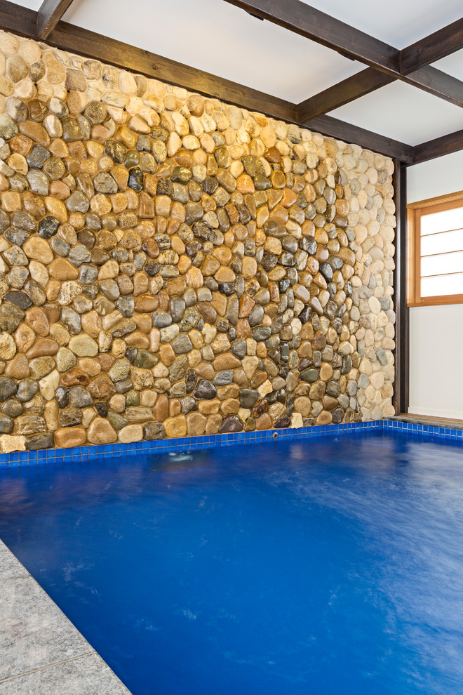 Пример оригинального дизайна: большой спортивный, прямоугольный бассейн в доме в восточном стиле с настилом