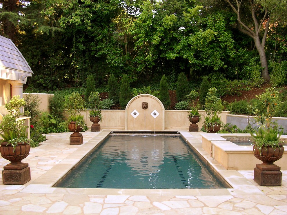 Diseño de piscina clásica rectangular con adoquines de piedra natural