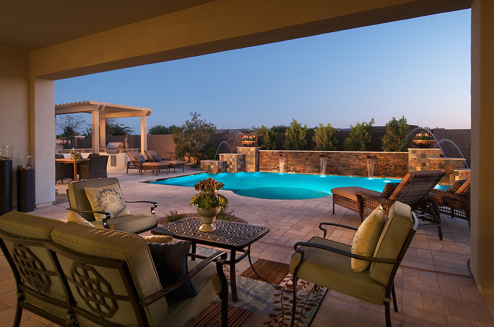 Стильный дизайн: большой бассейн произвольной формы на заднем дворе в средиземноморском стиле с покрытием из бетонных плит - последний тренд