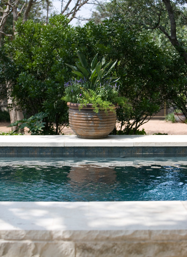 Großer Klassischer Pool hinter dem Haus in rechteckiger Form mit Natursteinplatten in Austin
