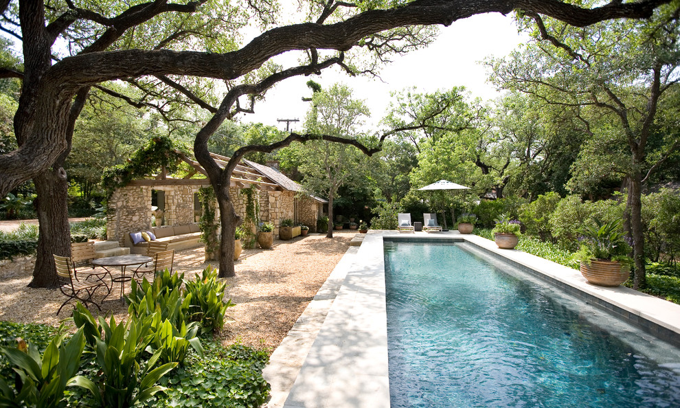 Ispirazione per una grande piscina monocorsia classica rettangolare dietro casa con una dépendance a bordo piscina e pavimentazioni in pietra naturale