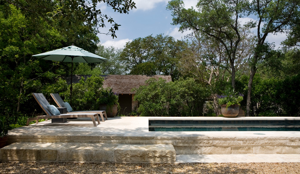 Diseño de casa de la piscina y piscina alargada tradicional grande rectangular en patio trasero con adoquines de piedra natural