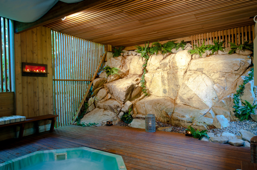 Cette photo montre une piscine hors-sol montagne de taille moyenne et ronde avec un bain bouillonnant et une terrasse en bois.