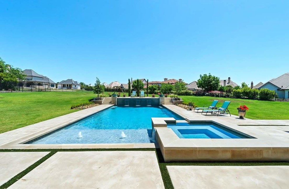 Immagine di una piscina monocorsia tradizionale rettangolare di medie dimensioni e dietro casa con lastre di cemento