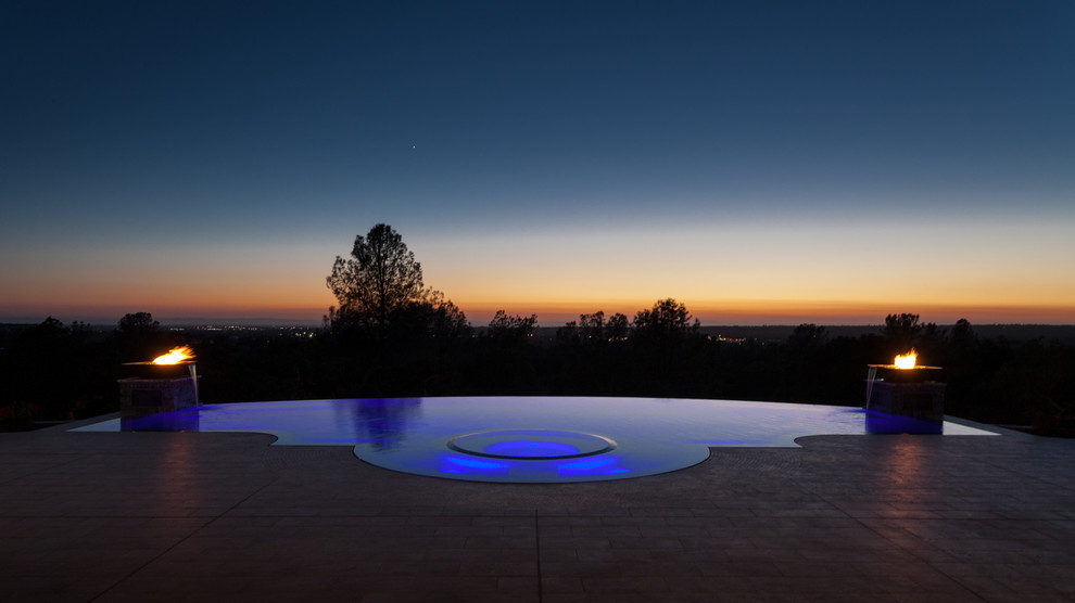 Свежая идея для дизайна: бассейн-инфинити произвольной формы на заднем дворе в средиземноморском стиле с покрытием из плитки - отличное фото интерьера