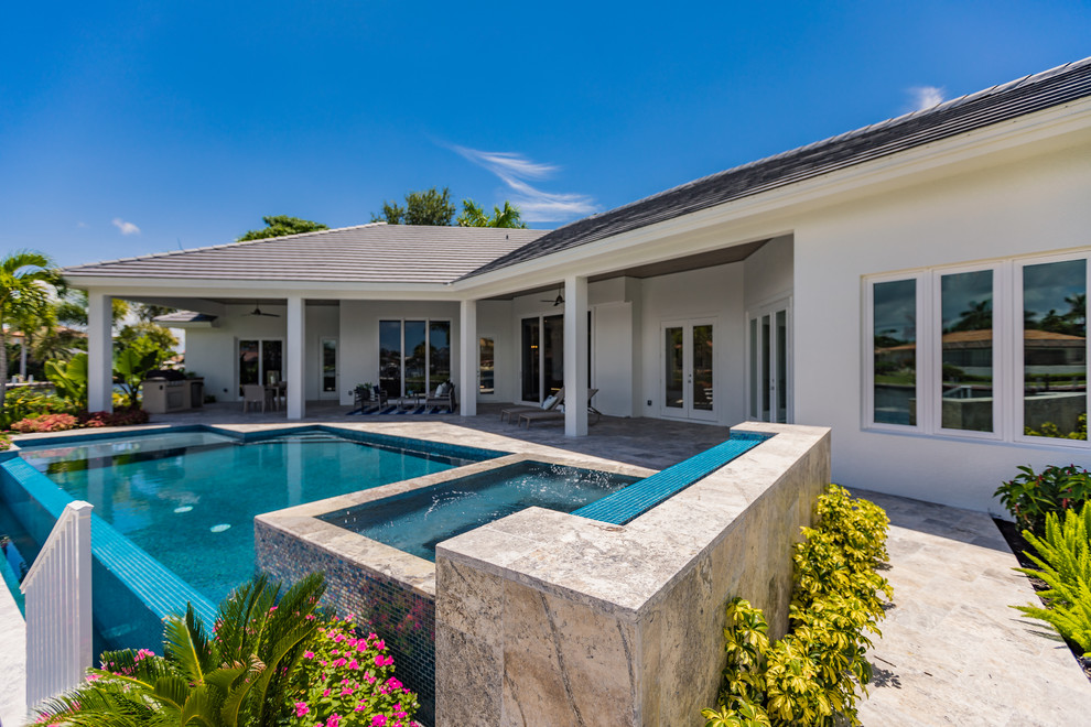 Mittelgroßer Klassischer Pool hinter dem Haus in rechteckiger Form mit Natursteinplatten in Miami