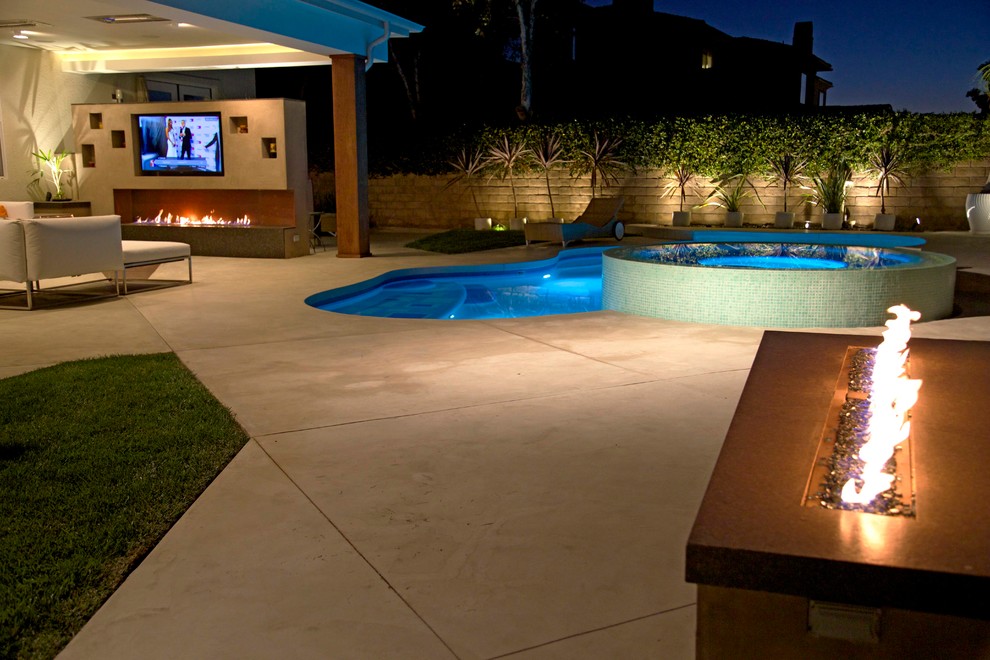 Moorpark Outdoor Living Modern Pool Los Angeles by Water FX