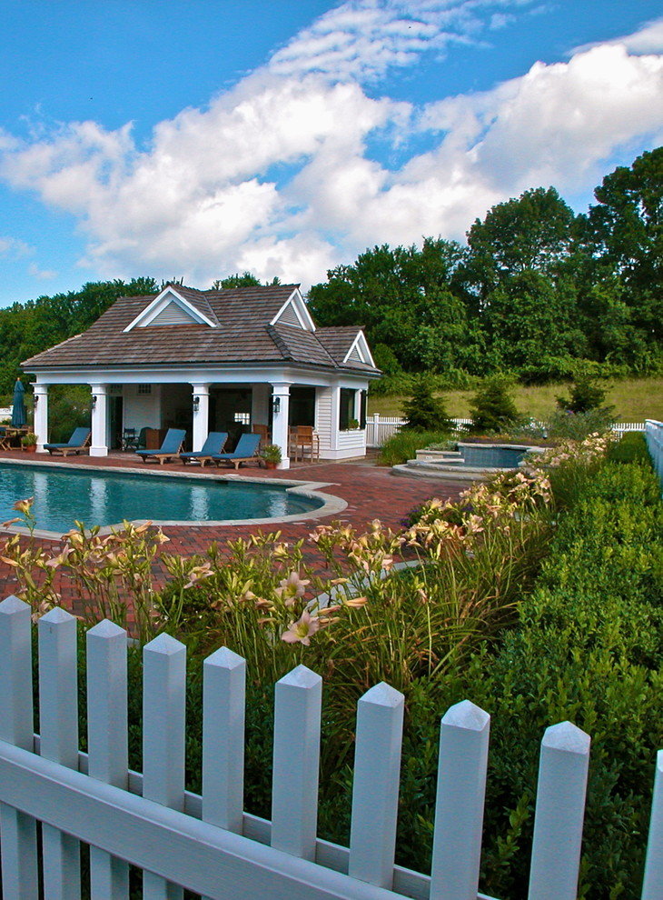 Идея дизайна: прямоугольный бассейн в классическом стиле с домиком у бассейна