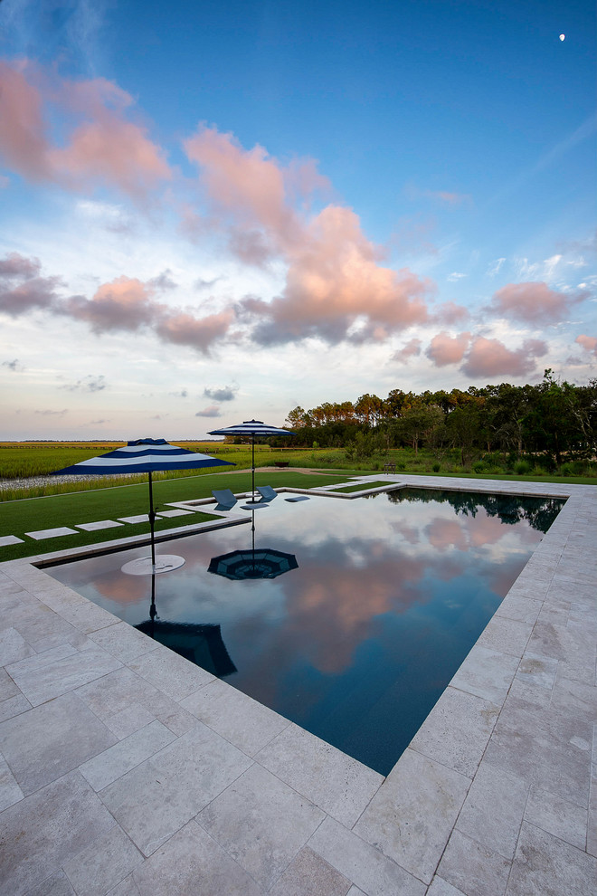 Immagine di una piscina contemporanea personalizzata di medie dimensioni e dietro casa con una dépendance a bordo piscina e pavimentazioni in pietra naturale