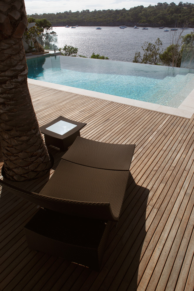 Ispirazione per una piscina fuori terra minimalista rettangolare di medie dimensioni e davanti casa con fontane e pedane