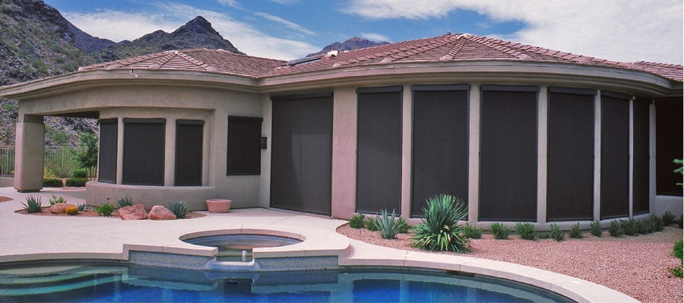 Exempel på en mellanstor modern l-formad, inomhus pool, med betongplatta