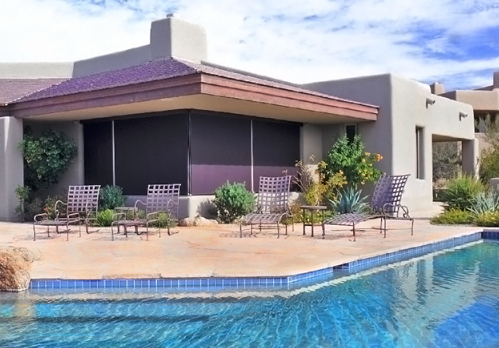 Idee per una piscina coperta classica a "L" di medie dimensioni con lastre di cemento