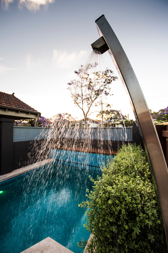 Inspiration pour une petite piscine naturelle et avant design rectangle avec des pavés en pierre naturelle.