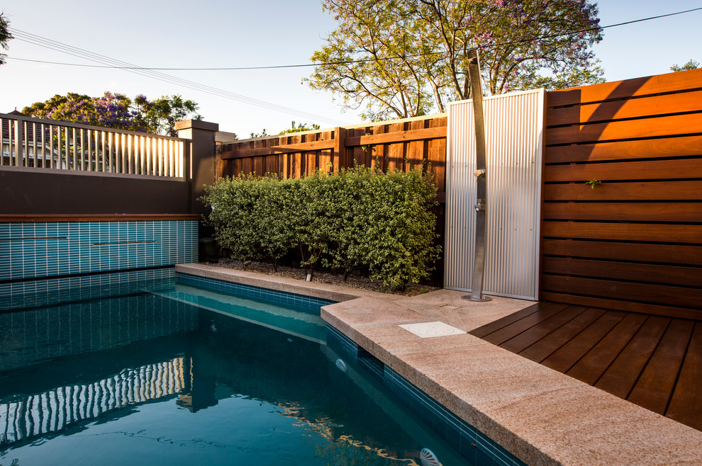 Идея дизайна: маленький естественный бассейн произвольной формы на переднем дворе в современном стиле для на участке и в саду