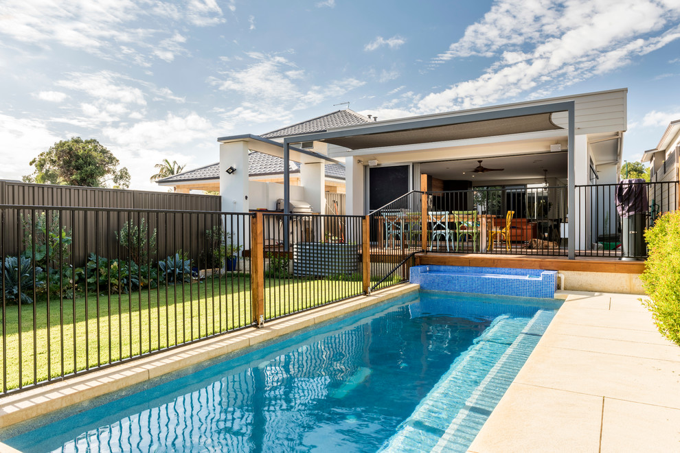 Kleiner Moderner Pool hinter dem Haus in rechteckiger Form in Perth
