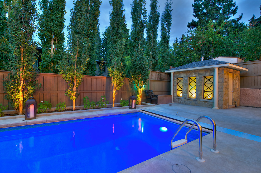 Идея дизайна: бассейн среднего размера на заднем дворе в классическом стиле