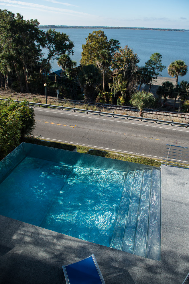 Inspiration for a modern backyard rectangular infinity pool remodel in Orlando