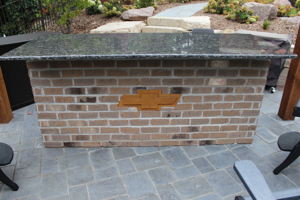 Exempel på en mellanstor medelhavsstil njurformad träningspool på baksidan av huset, med spabad och naturstensplattor