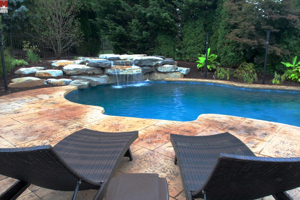 Свежая идея для дизайна: большой бассейн произвольной формы на заднем дворе в современном стиле с фонтаном и покрытием из декоративного бетона - отличное фото интерьера
