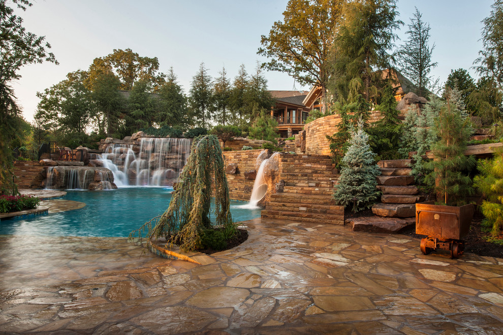 Diseño de piscina con tobogán natural rural extra grande a medida en patio trasero con adoquines de piedra natural