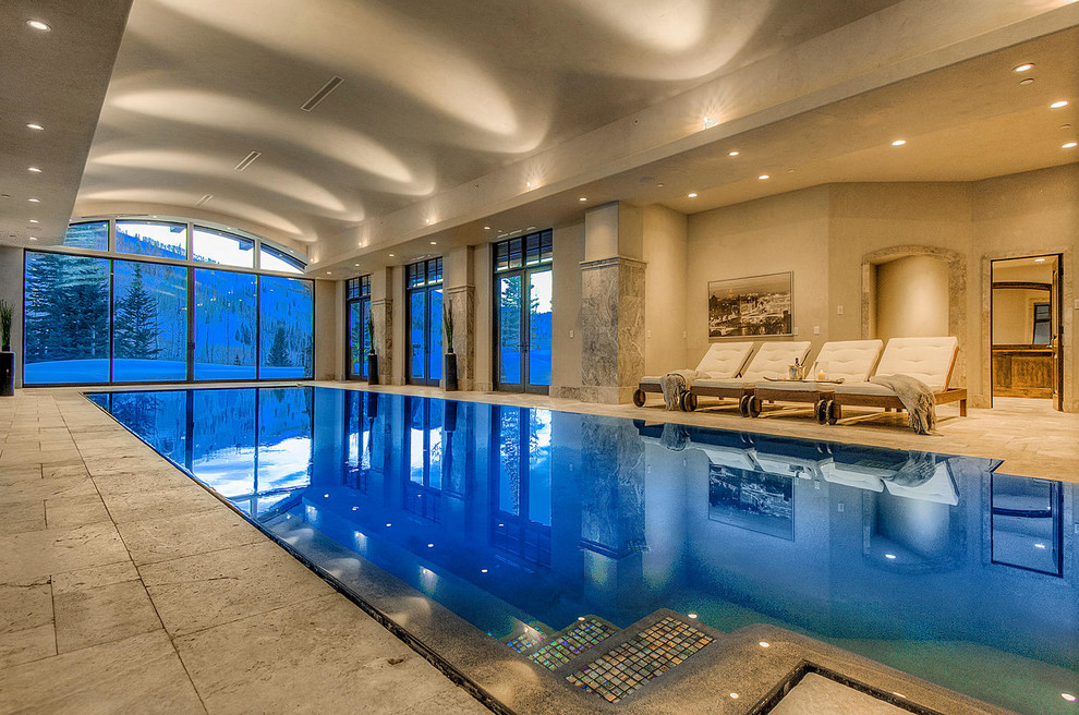 Foto de casa de la piscina y piscina clásica renovada extra grande rectangular y interior con adoquines de piedra natural