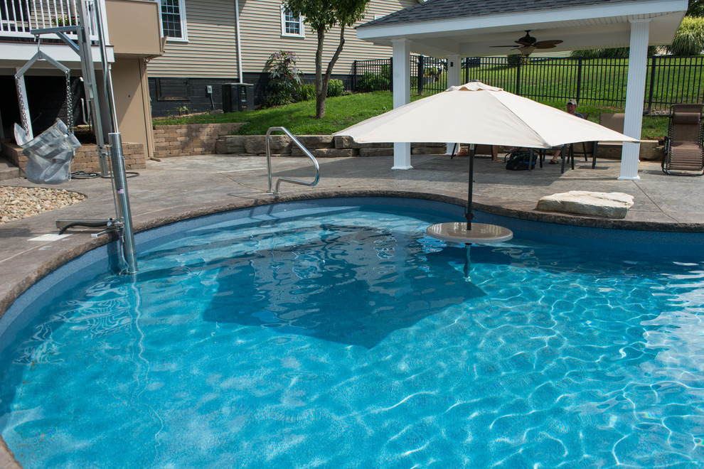 Cette photo montre une piscine romantique de taille moyenne.