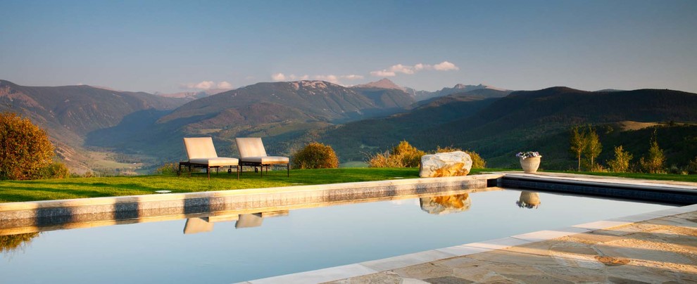 Inspiration pour une piscine méditerranéenne rectangle avec des pavés en pierre naturelle.