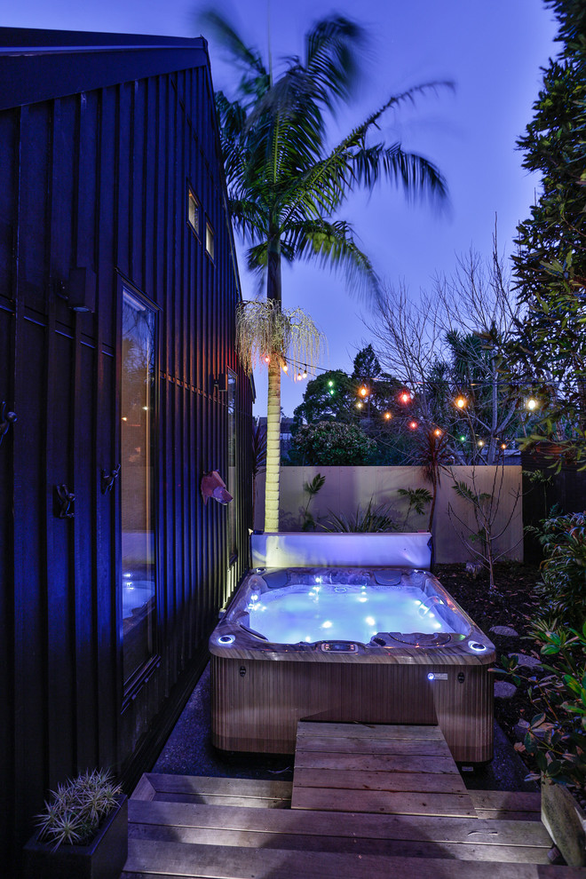 Idée de décoration pour une petite piscine hors-sol urbaine rectangle avec un bain bouillonnant, une cour et une terrasse en bois.