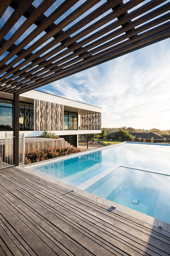 Aménagement d'une piscine contemporaine rectangle avec un bain bouillonnant.