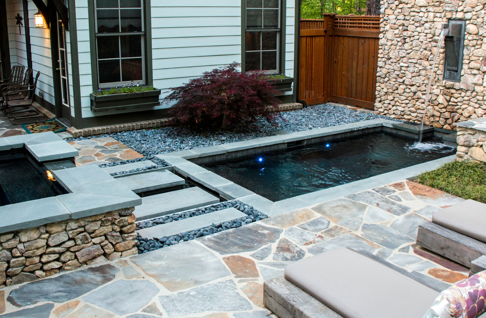 Modelo de piscina con fuente pequeña a medida en patio trasero