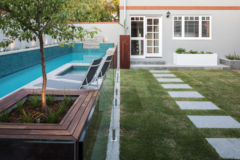 Пример оригинального дизайна: спортивный, прямоугольный бассейн среднего размера на заднем дворе в современном стиле с фонтаном
